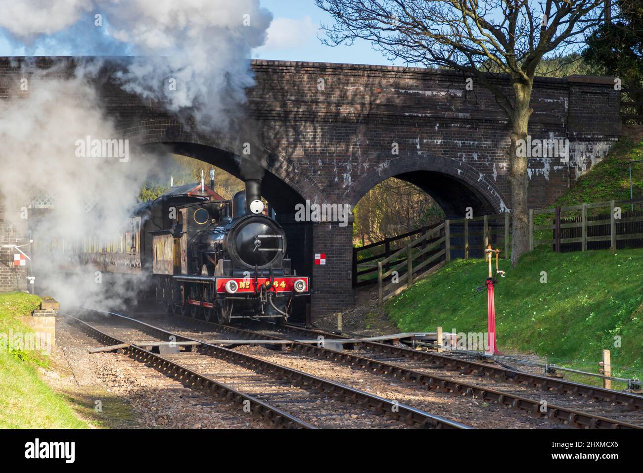 Dampftropfen verlässt die Poppy Line Station in Weybourne in North Norfolk, großbritannien Stockfoto