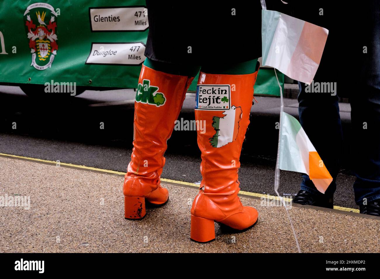 London, Großbritannien. 13.. März 2022. Die jährliche St. Patrick's Day Parade kehrt nach einer zweijährigen Pause aufgrund der Coronavirus-Pandemie in die Hauptstadt zurück. Die Zuschauer säumen die Route der Parade und geben dem Ereignis Farbe. Stockfoto