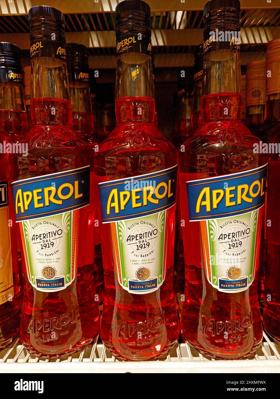Aperol Flaschen in einem Supermarkt Stockfoto