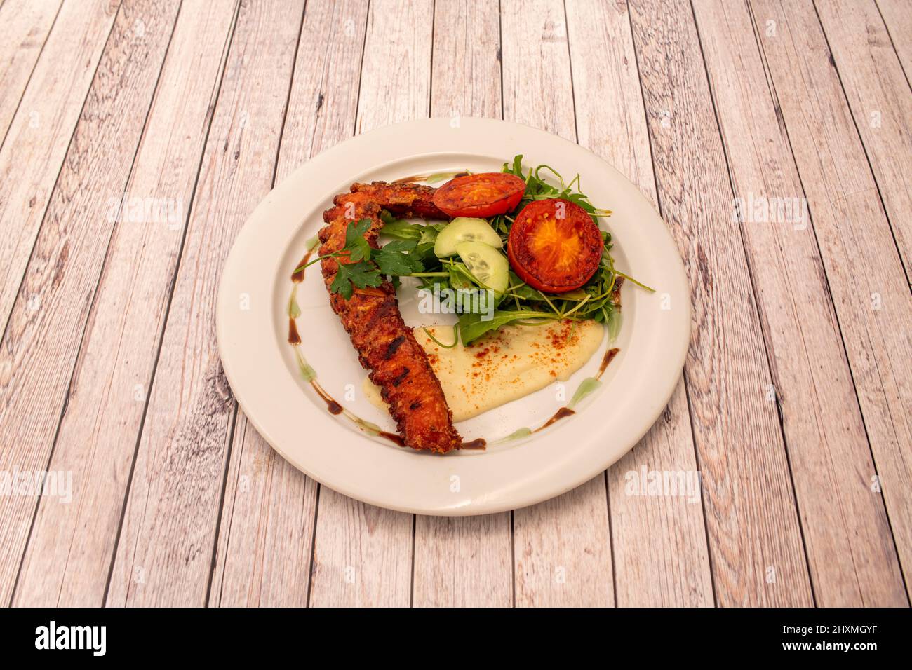 Gegrillter Oktopus mit griechischem Salat Stockfoto