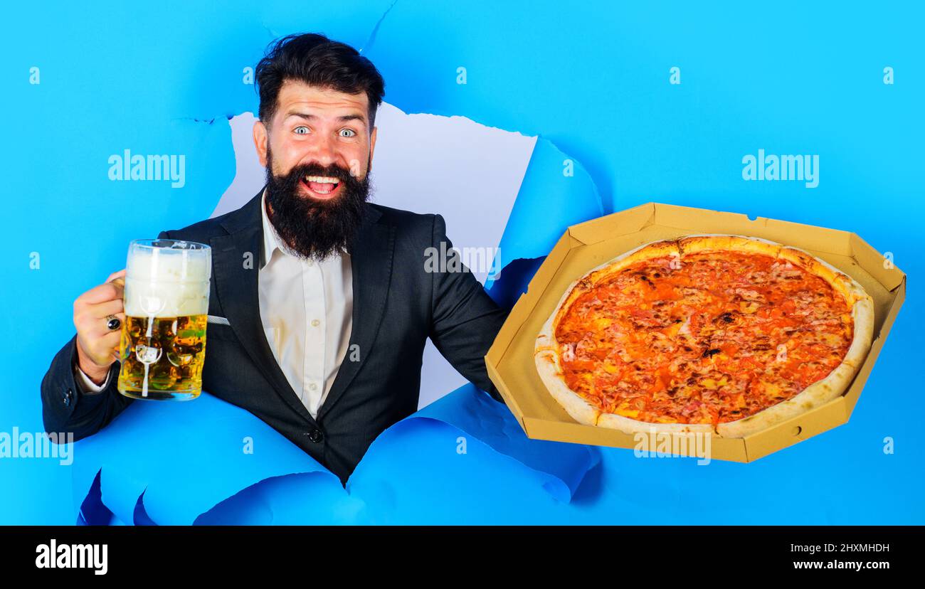 Lächelnder Mann mit Pizza und einem Becher Bier. Fastfood. Italienisches Essen. Pizzalieferkonzept. Stockfoto