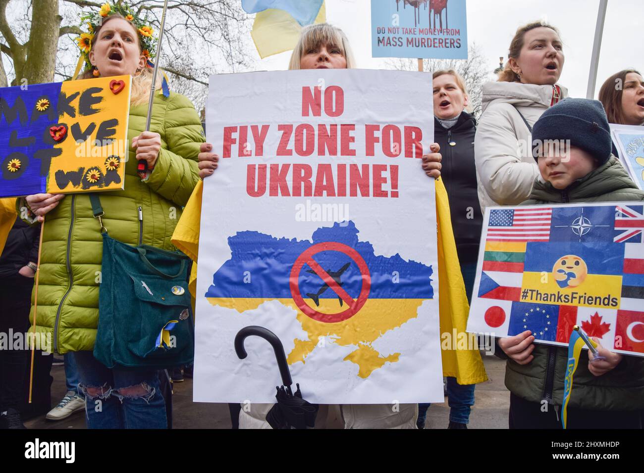 London, Großbritannien. 13. März 2022. Ein Protestler hält während der Demonstration ein Plakat mit der Aufschrift „Flugverbotszone für die Ukraine“. Tausende von Demonstranten versammelten sich vor der Downing Street zur Unterstützung der Ukraine, während Russland seinen Angriff fortsetzt. Kredit: SOPA Images Limited/Alamy Live Nachrichten Stockfoto