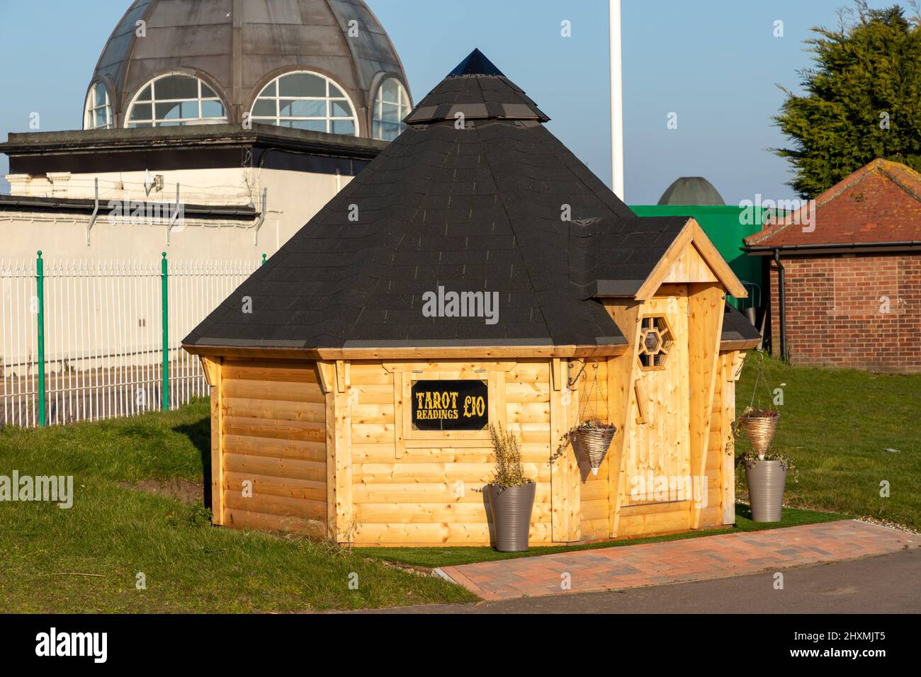 Tarot-Kartenleseattraktion am Great Yarmouuth Pleasure Beach in Great Yarmouth, North Norfolk, Großbritannien an einem wunderschönen Frühlingsnachmittag Stockfoto