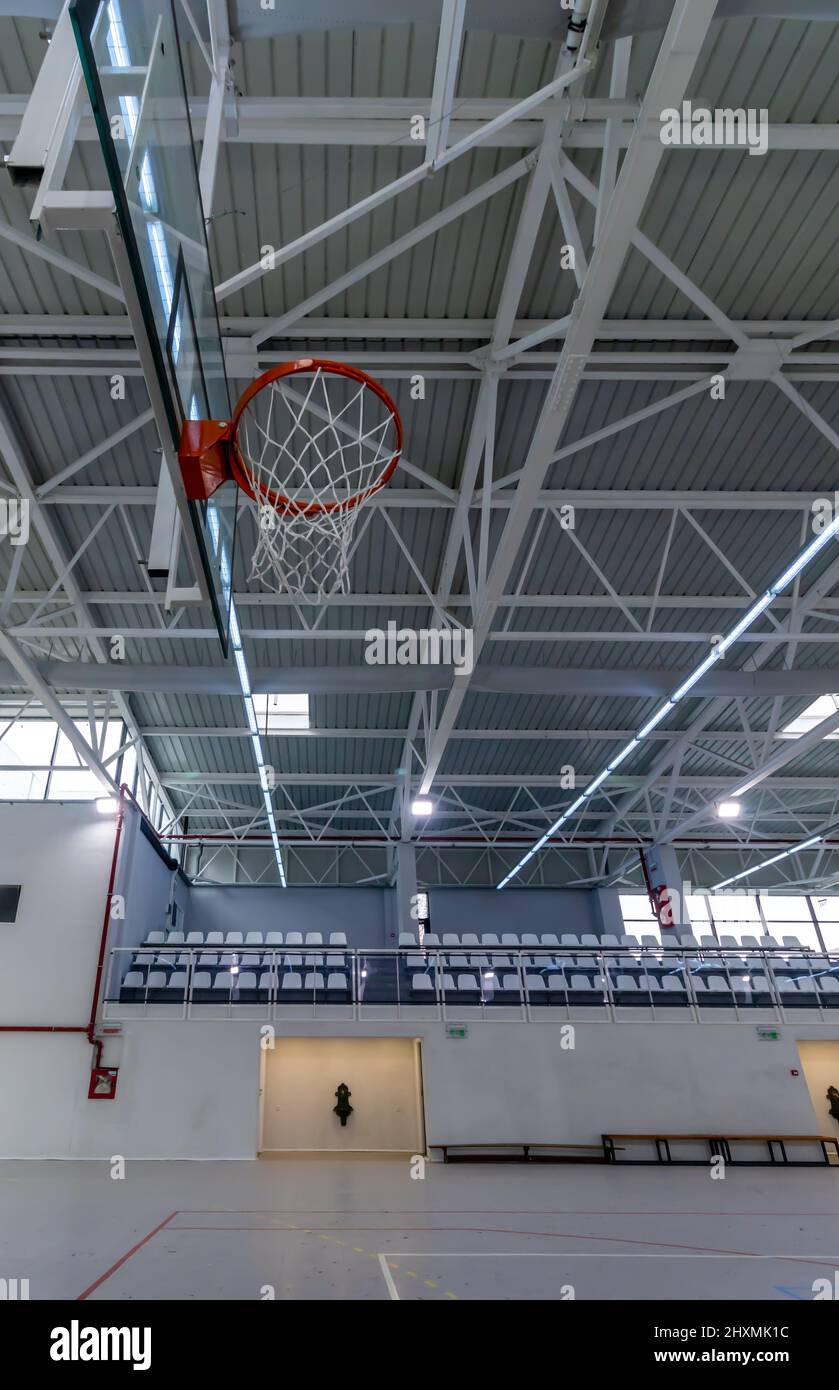 In einer Turnhalle des Mircea Eliade National College, Resita, wo Schüler Schulsportarten wie Basketball, Fußball oder Handball ausüben können Stockfoto