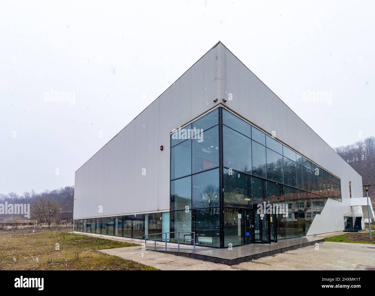 Foto von der Außenseite der Turnhalle des Mircea Eliade National College, Resita, wo Schüler können Schulsportarten wie Basketball, Fußball üben Stockfoto