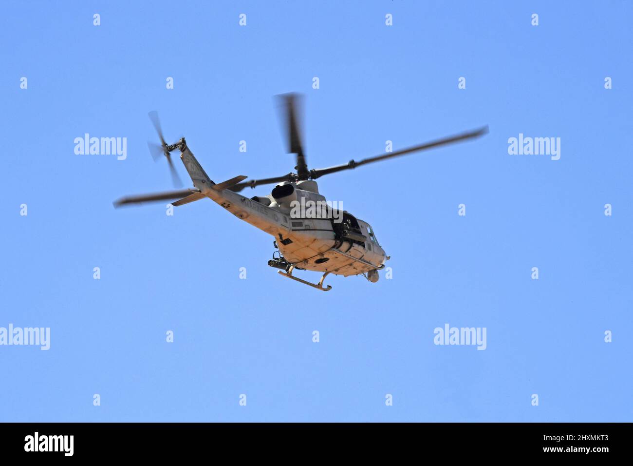 United States Marine Corps Bell UH-1Y Venom passiert über Kopf Stockfoto