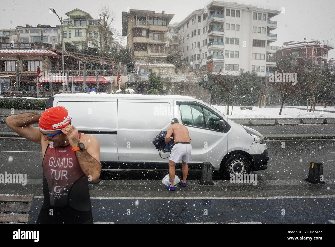 Ramazan Deger sah, wie er sich im Bosporus zum Schwimmen bereit gemacht hatte. Die 3-jährige Gruppe, Ramazan Deger, Cengiz Han und Cemal Gumus, die sich in Istanbul als die „Eroberer von Sarayburnu“ bezeichnen, trotzt heute in Uskudar dem eisigen Meer und ignoriert dabei den Schnee und das kalte Wetter. Ramazan Deger sagte, dass sie professionell schwimmen würden und fügte hinzu: „Es hat 6 Jahre mit unserer Gruppe von Freunden Spaß gemacht. Wir erlauben nicht, dass andere Freunde von unserem Aussehen getäuscht werden und als Amateurspieler hier schwimmen. Es ist sehr gefährlich.“ Stockfoto