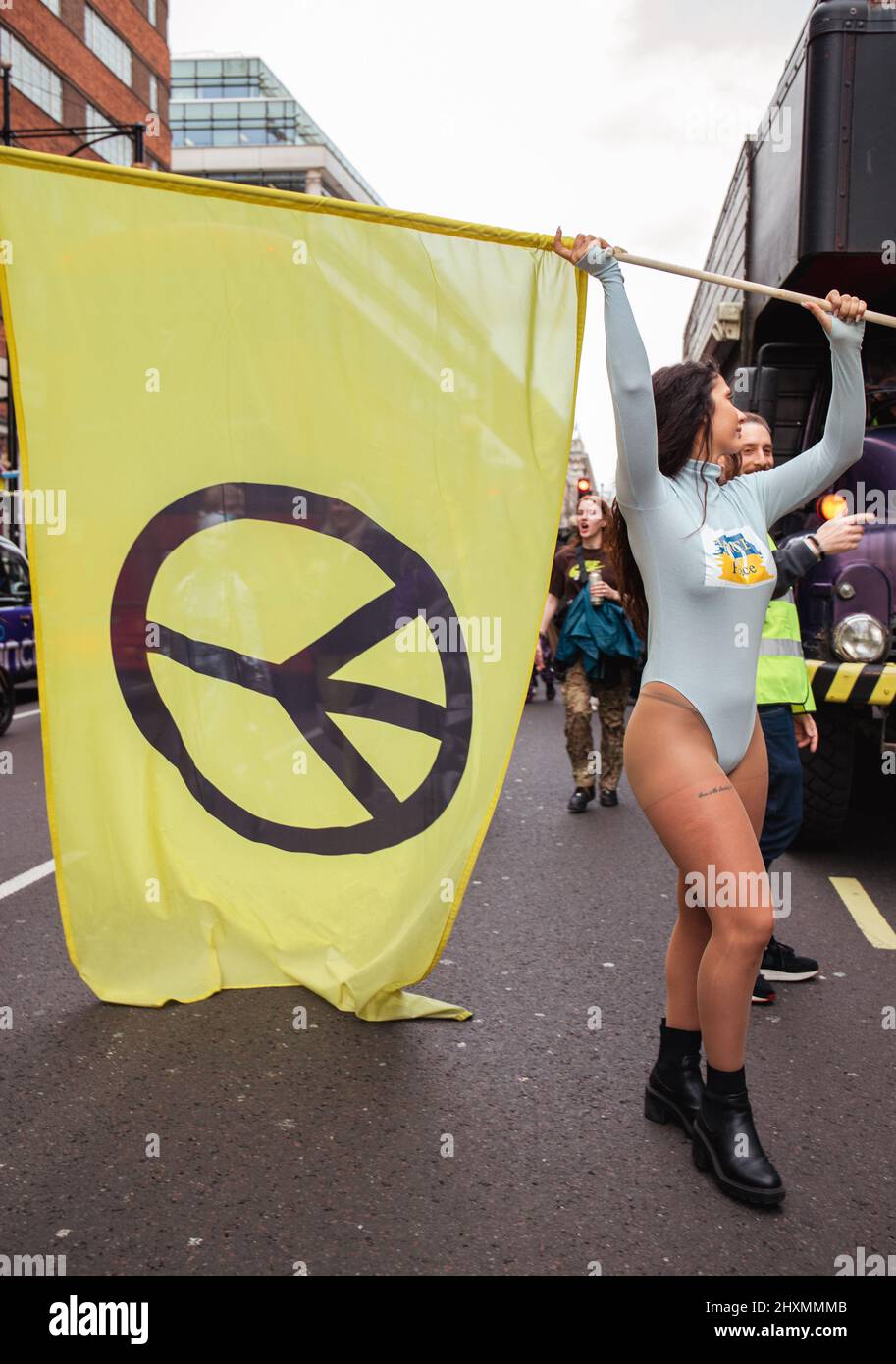 London, England, UK 13 March 2022 Save our Scene, Dance for Peace Parade, Spendenaktion für das Katastrophenschutzkomitee und Solidarität mit dem Volk der Ukraine. Mehrere tausend Menschen, darunter sechs Soundsysteme, marschierten durch die Straßen Londons, um gegen den Krieg in der Ukraine zu protestieren Stockfoto
