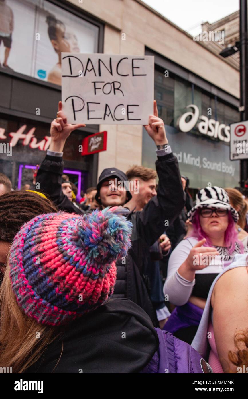 London, England, UK 13 March 2022 Save our Scene, Dance for Peace Parade, Spendenaktion für das Katastrophenschutzkomitee und Solidarität mit dem Volk der Ukraine. Mehrere tausend Menschen, darunter sechs Soundsysteme, marschierten durch die Straßen Londons, um gegen den Krieg in der Ukraine zu protestieren Stockfoto