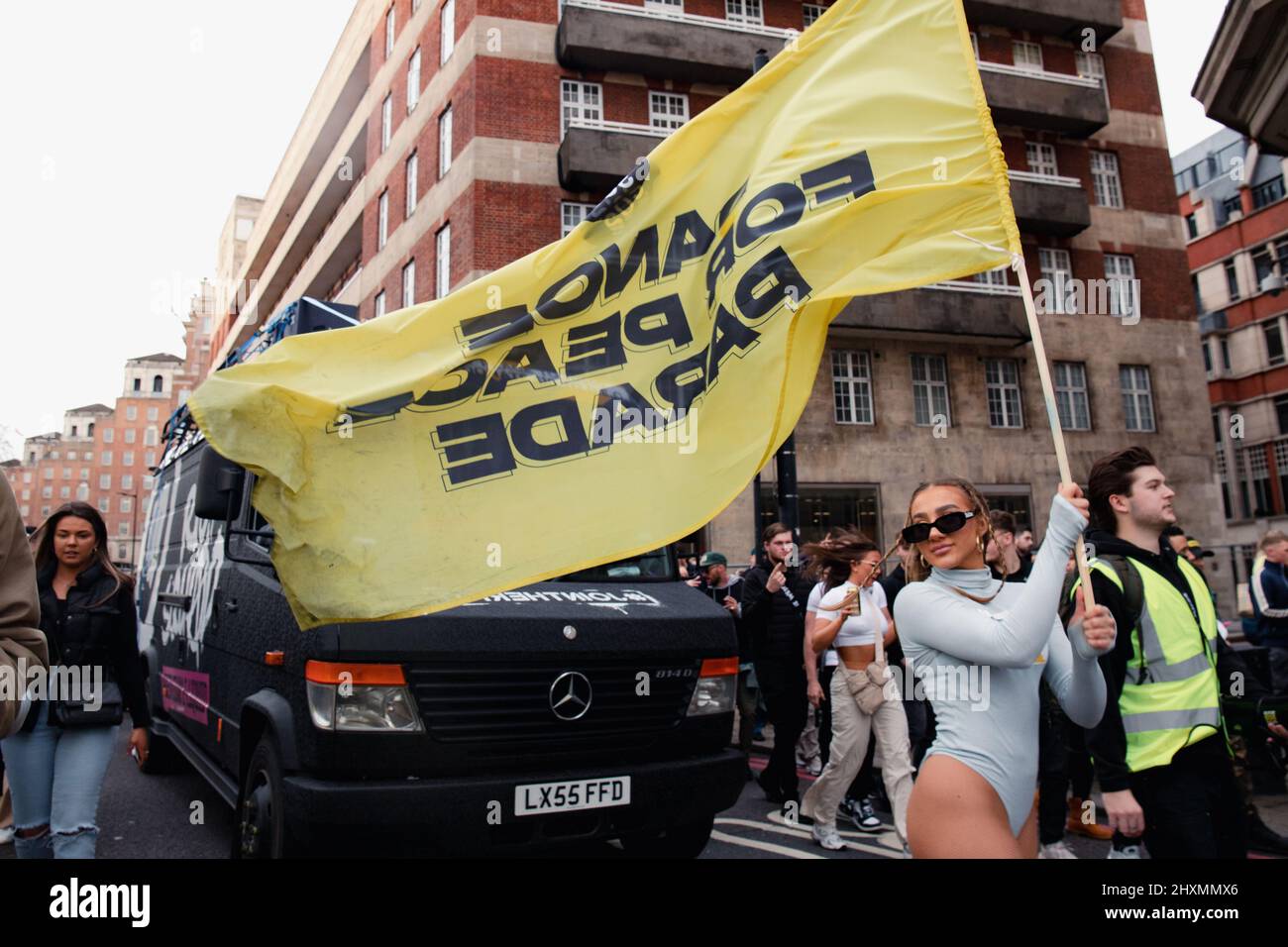 London, England, UK 13 March 2022 Save our Scene, Dance for Peace Parade, Spendenaktion für das Katastrophenschutzkomitee und Solidarität mit dem Volk der Ukraine. Mehrere tausend Menschen, darunter sechs Soundsysteme, marschierten durch die Straßen Londons, um gegen den Krieg in der Ukraine zu protestieren Stockfoto