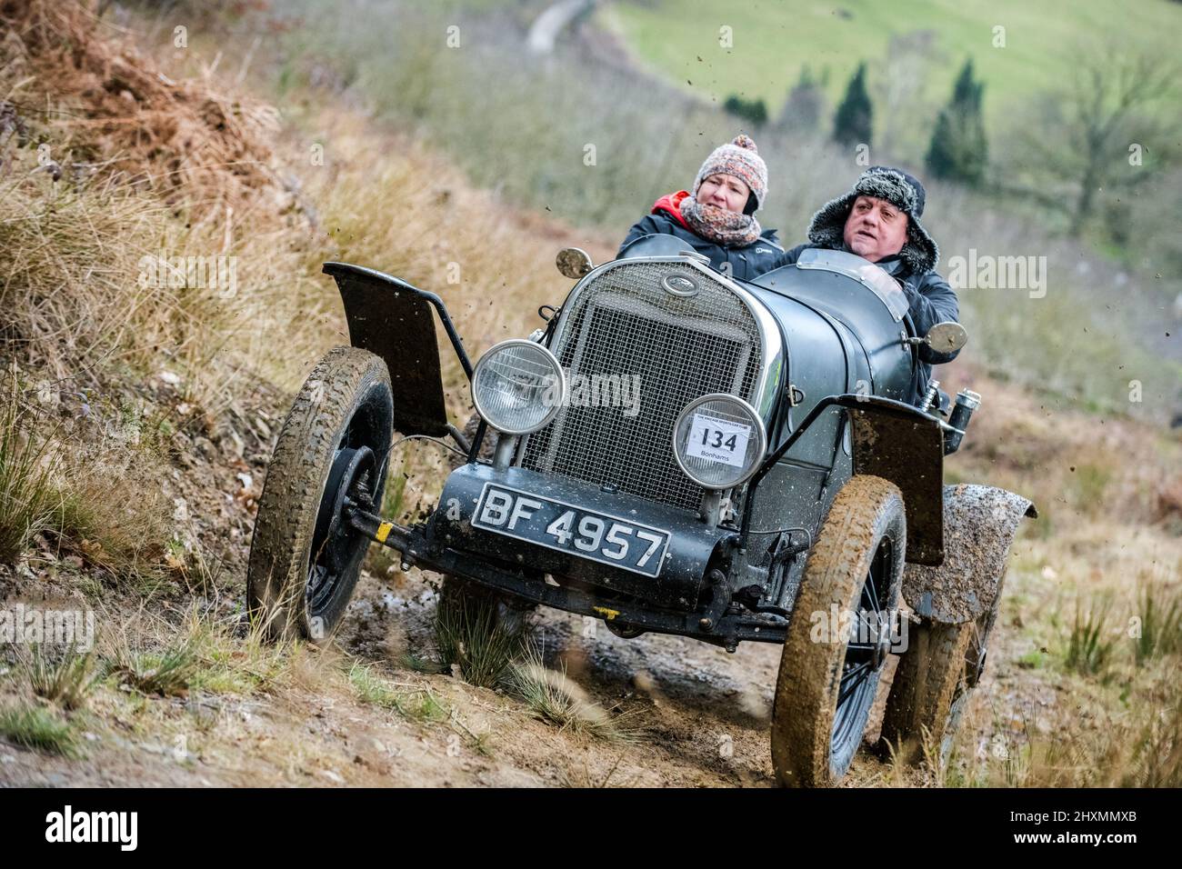 Die Mitglieder des Vintage Sports Car Club (V.S.C.) nehmen an den jährlichen John Harris Hill Trials für Fahrzeuge Teil, die vor W.W.2 hergestellt wurden. Stockfoto