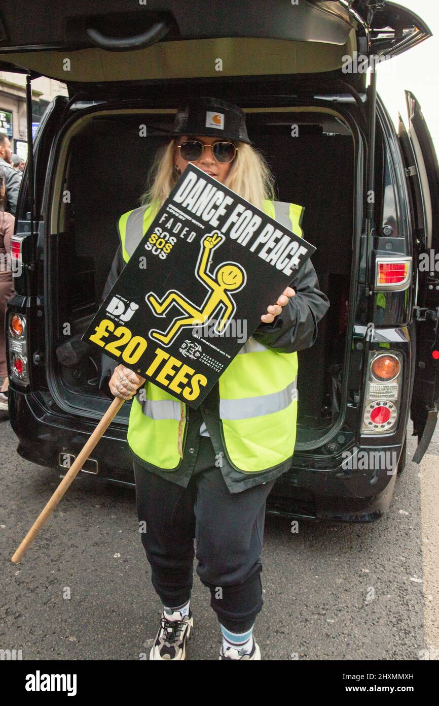 London, England, UK 13 March 2022 Save our Scene, Dance for Peace Parade, Spendenaktion für das Katastrophenschutzkomitee und Solidarität mit dem Volk der Ukraine. Mehrere tausend Menschen, darunter sechs Soundsysteme, marschierten durch die Straßen Londons, um gegen den Krieg in der Ukraine zu protestieren Stockfoto