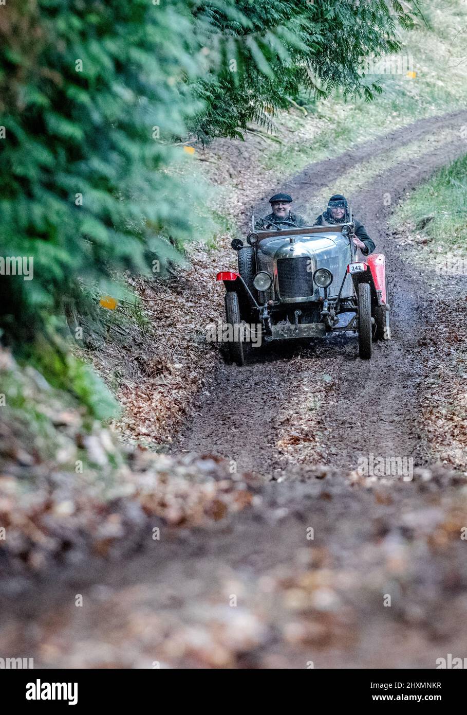 Die Mitglieder des Vintage Sports Car Club (V.S.C.) nehmen an den jährlichen John Harris Hill Trials für Fahrzeuge Teil, die vor W.W.2 hergestellt wurden. Stockfoto
