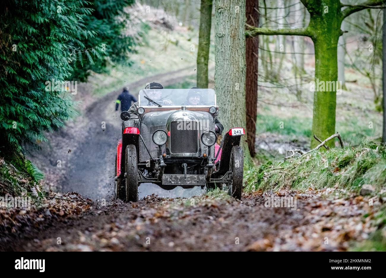 Die Mitglieder des Vintage Sports Car Club (V.S.C.) nehmen an den jährlichen John Harris Hill Trials für Fahrzeuge Teil, die vor W.W.2 hergestellt wurden. Stockfoto