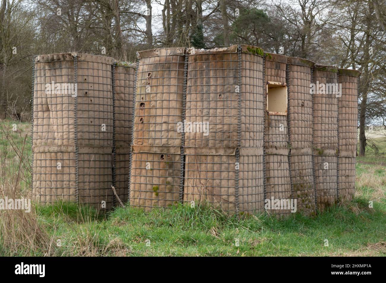 Britischer Soldat trainiert befestigtes Gebäude, Pillenbox Stockfoto