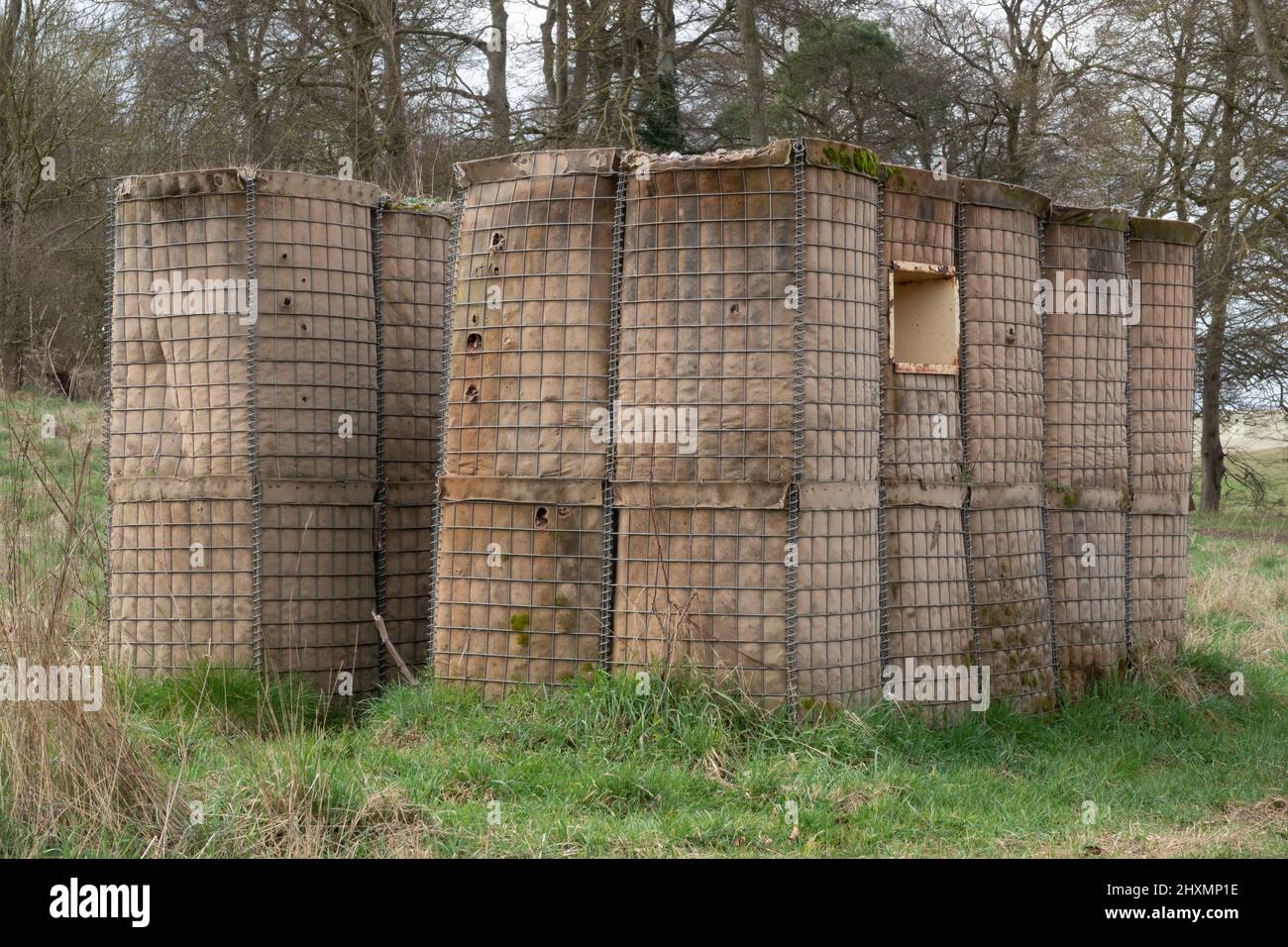 Britischer Soldat trainiert befestigtes Gebäude, Pillenbox Stockfoto