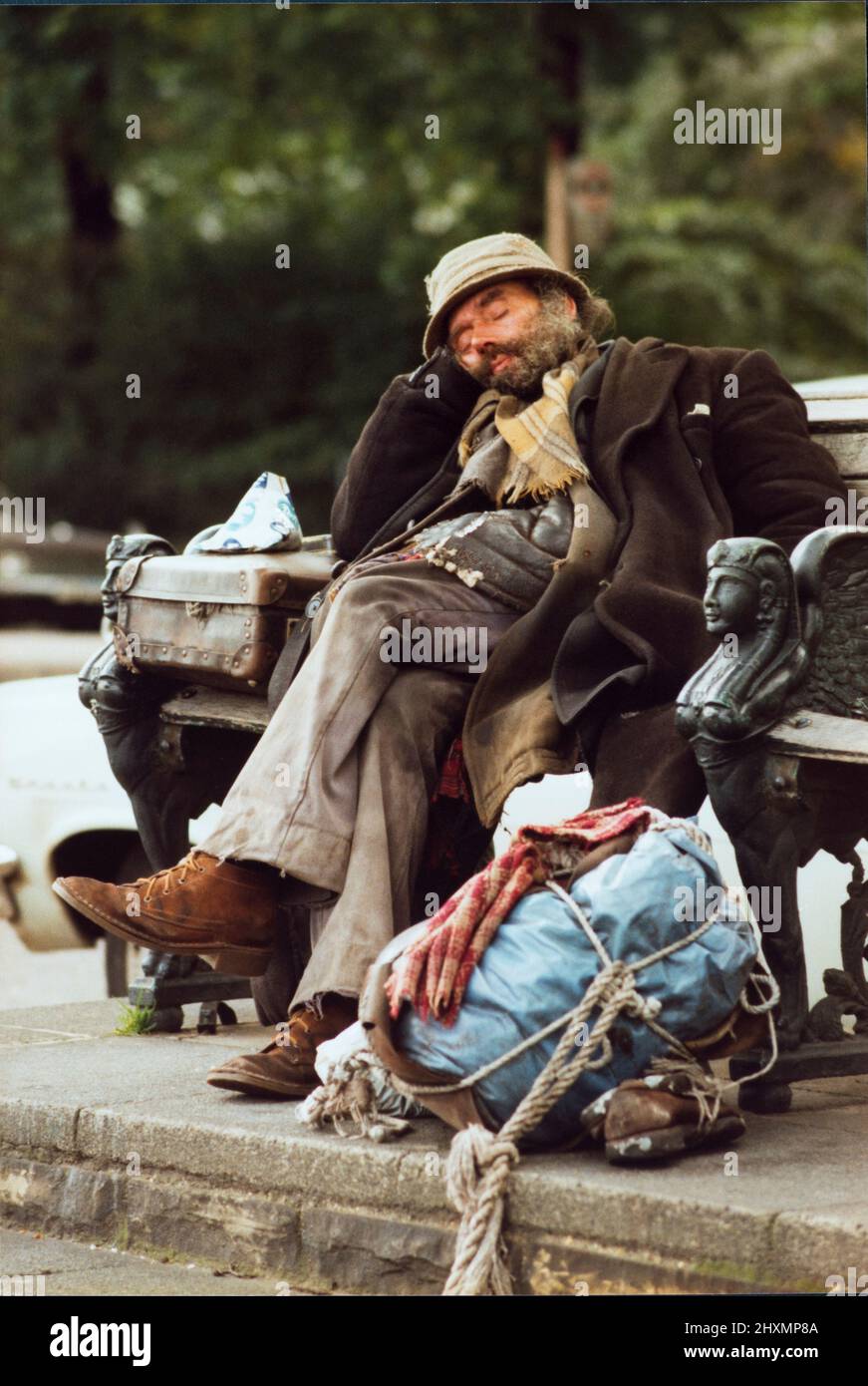 Tramp Hobo Obdachloser Mann Sitzt Auf Der Bank Stockfoto
