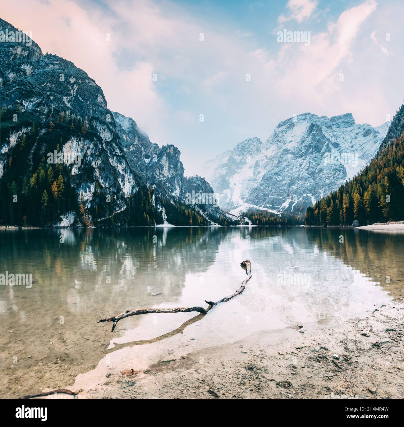 Tolle Szene der Pragser Wildsee. Lage Ort Dolomite Nationalpark Fanes-Sennes-Prags, Italien. Europa. Cross-PROCESSED Retro Stockfoto