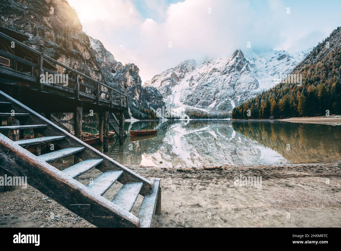 Tolle Szene der Pragser Wildsee. Lage Ort Dolomite Nationalpark Fanes-Sennes-Prags, Italien. Europa. Cross-PROCESSED Retro Stockfoto
