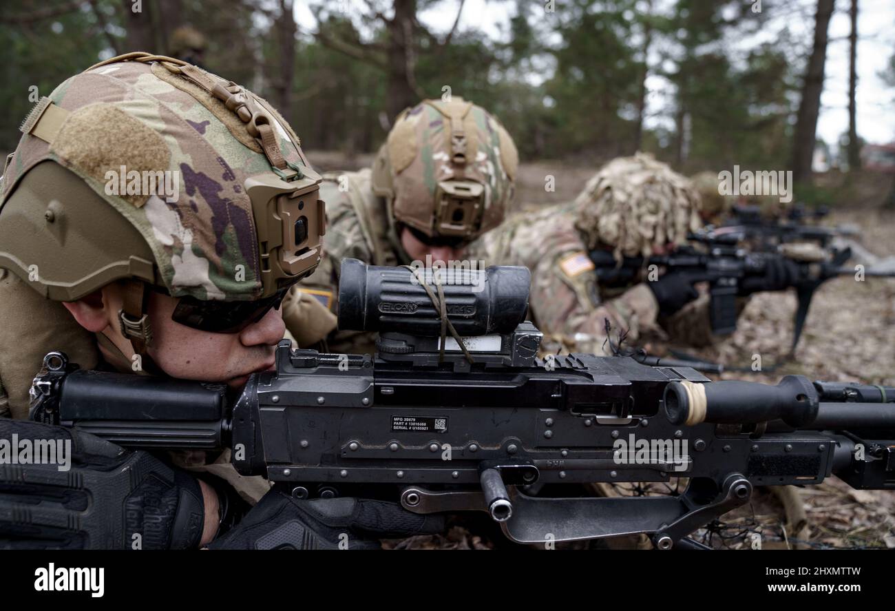 Fallschirmjäger der US-Armee, die der Luftbrigade 173. zugewiesen sind, nehmen am multinationalen Training während des Sabre Strike 22 im Lager Adazi, Lettland, am 7. März 2022 Teil. Sabre Strike wurde entwickelt, um die Interoperabilität mit unseren NATO-Verbündeten zu verbessern und die von uns entwickelten regionalen Beziehungen zu stärken. Sabre Strike ermöglicht NATO-Verbündeten, sich persönlich, professionell, technisch und taktisch zu vernetzen, um synergetische Effekte und eine kompetenere multinationale Kampftruppe zu schaffen. (USA Foto der Armee von Staff Sgt. Thomas Mort) Stockfoto