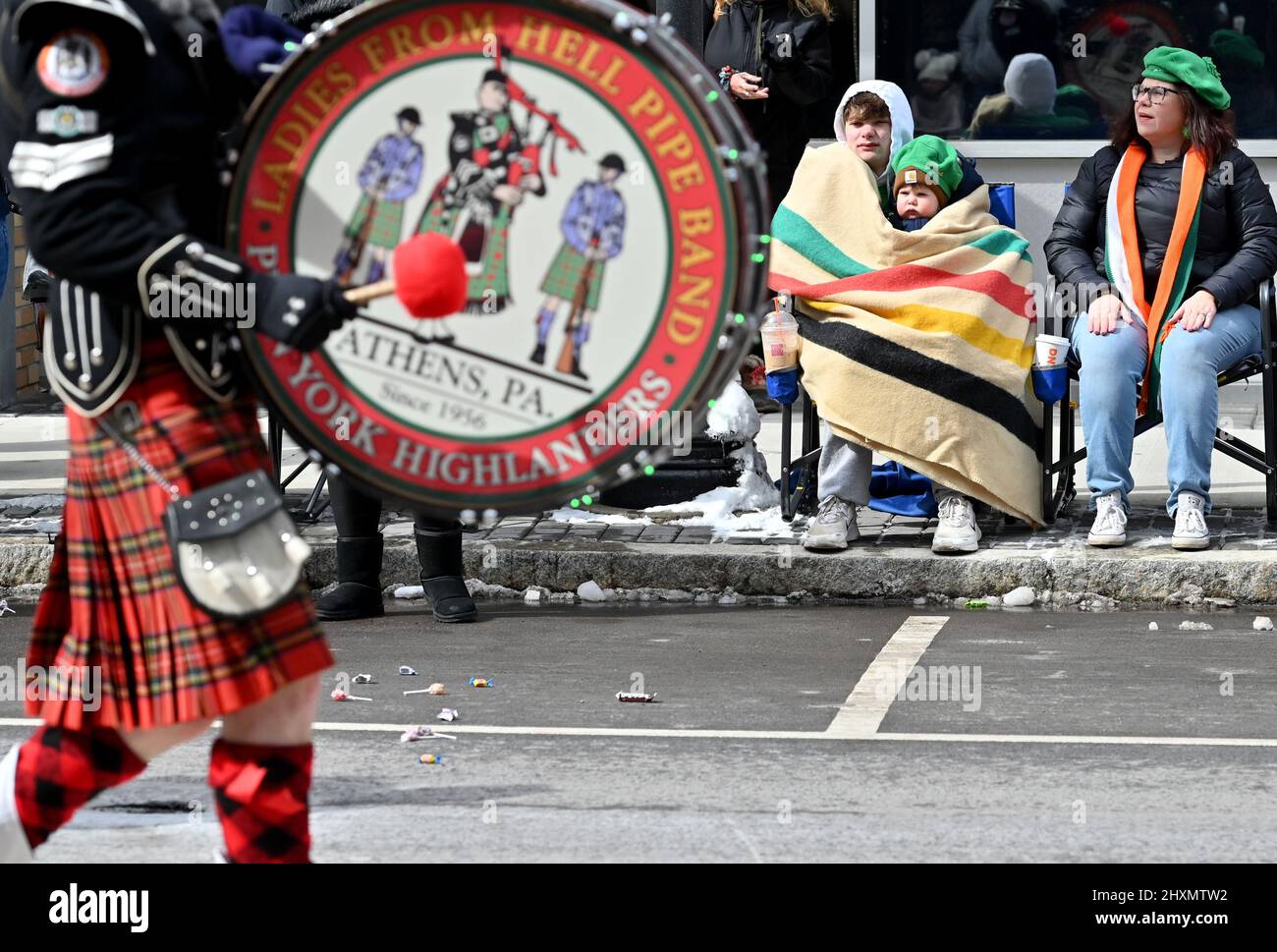 Wilkes Barre, Usa. 13. März 2022. Die Menschen sahen in Decken gehüllt, wie sie die St. Patrick's Parade beobachten, bei der die Temperaturen nicht über 30 Grad anstiegen. Der Wintersturm am Samstag hinterließ 5 cm Schnee, aber die Saint Patrick's Parade in der Innenstadt von Wilkes-Barre verlief am Sonntag. Stadtarbeiter haben am späten Samstag und frühen Sonntag die Straßen geräumt. Die Temperatur für die Parade kam nie über 30 Grad. (Foto von Aimee Dilger/ SOPA Images/Sipa USA) Quelle: SIPA USA/Alamy Live News Stockfoto