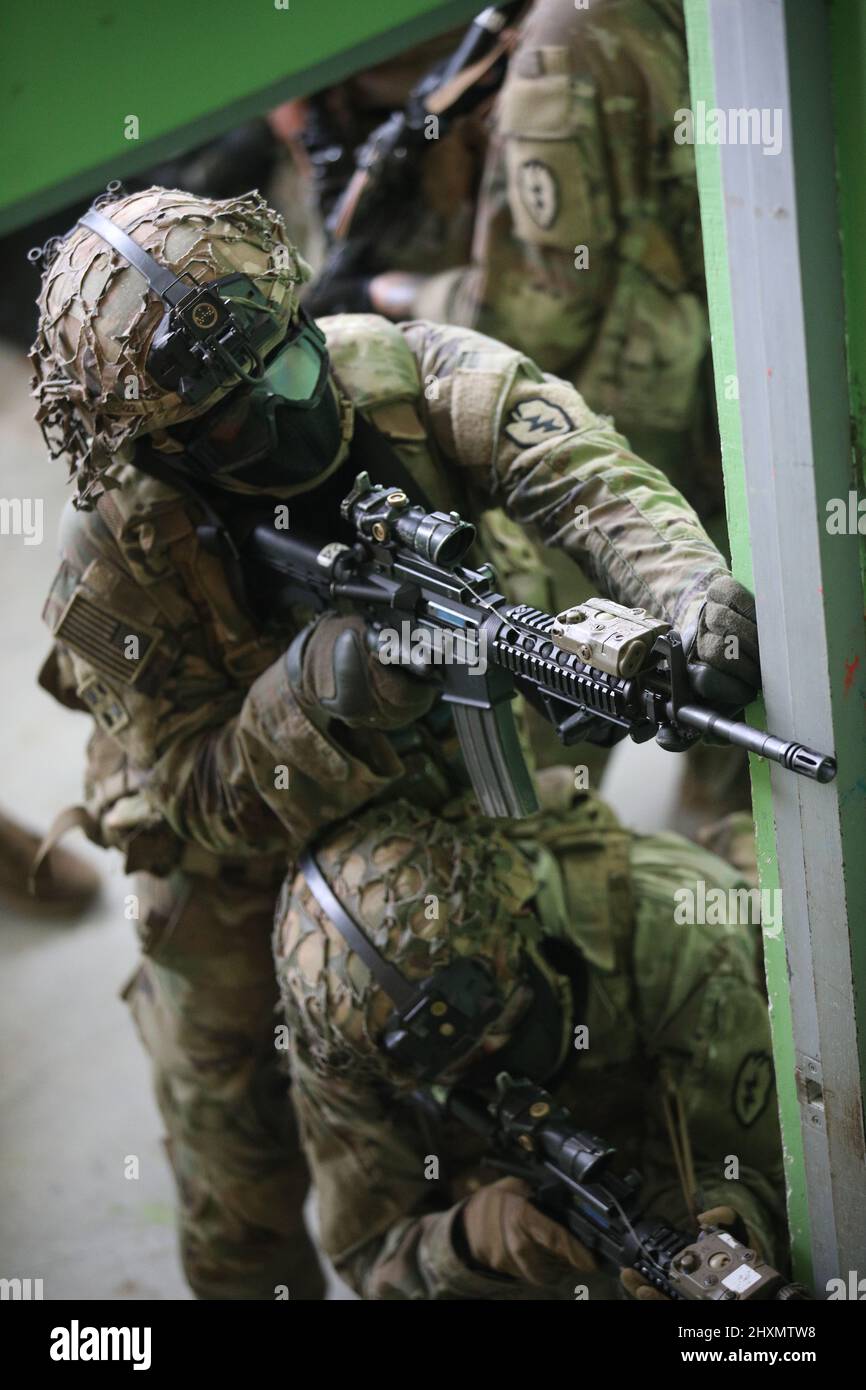 Soldaten der US-Armee aus der Kompanie C, 2. Bataillon, 27. Infanterie-Regiment, 3. Infanterie-Brigade-Kampfteam, 25. Infanterie-Division, verteidigen ihre Position während einer Trainingsübung auf städtischem Gelände zur Unterstützung von Salaknib in Fort Magsaysay, NVA Ecija, Philippinen, 11. März 2022. Salaknib‐eine jährlich von der philippinischen Armee geführte, von der US Army Pacific geförderte bilaterale Übung, die die Kapazität und Interoperabilität der US- und der philippinischen Armee im gesamten Spektrum der Militäroperationen verbessern und gleichzeitig die Beziehungen zwischen den beiden langjährigen Partnerländern stärken soll. (USA Armeefoto von SPC Joshu Stockfoto