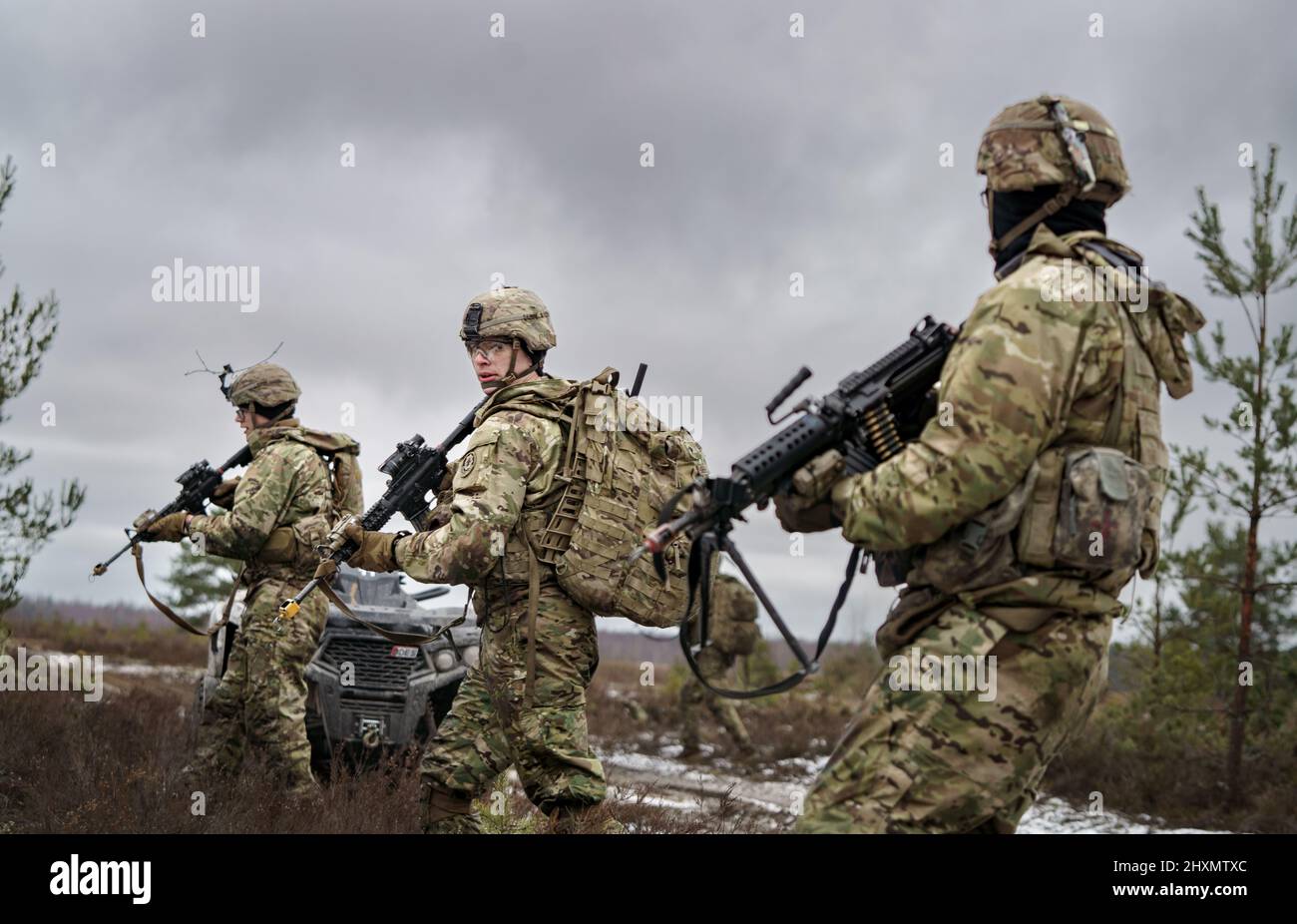 Soldaten der US-Armee, die dem kavallerieregiment 2D zugewiesen sind, nehmen am multinationalen Training während des Sabre Strike 22 im Lager Adazi, Lettland, am 7. März 2022 Teil. Sabre Strike wurde entwickelt, um die Interoperabilität mit unseren NATO-Verbündeten zu verbessern und die von uns entwickelten regionalen Beziehungen zu stärken. Sabre Strike ermöglicht NATO-Verbündeten, sich persönlich, professionell, technisch und taktisch zu vernetzen, um synergetische Effekte und eine kompetenere multinationale Kampftruppe zu schaffen. (USA Foto der Armee von Staff Sgt. Thomas Mort) Stockfoto