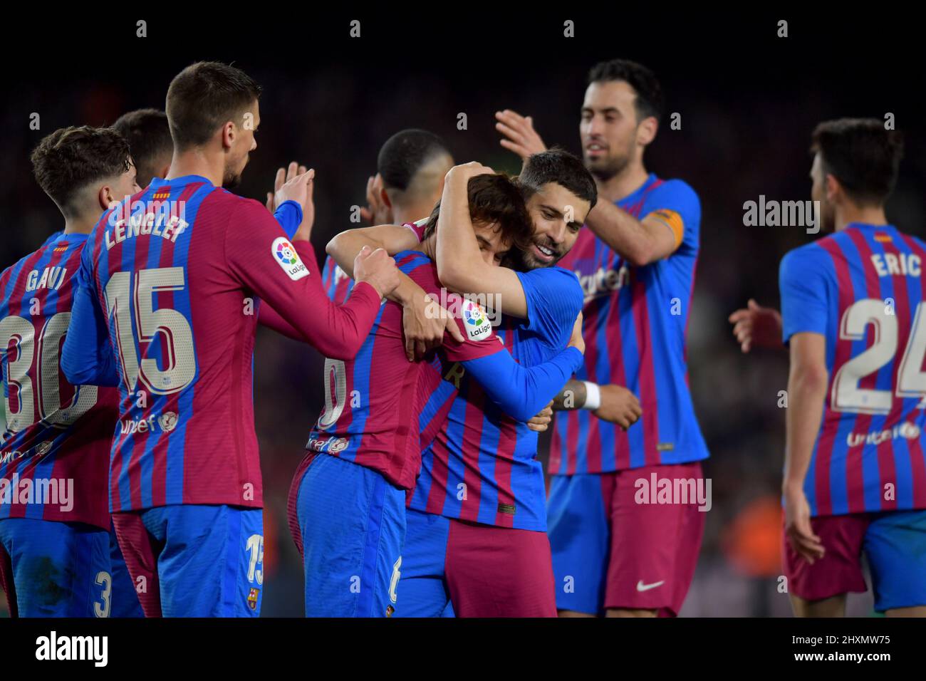 Barcelona, Spanien, 13. März 2022. Riqui Puig (6) vom FC Barcelona feiert das vierte Tor mit seinen Teamkollegen während des spanischen La Liga-Spiels zwischen dem FC Barcelona und Osasuna im Camp Nou Stadium. Stockfoto