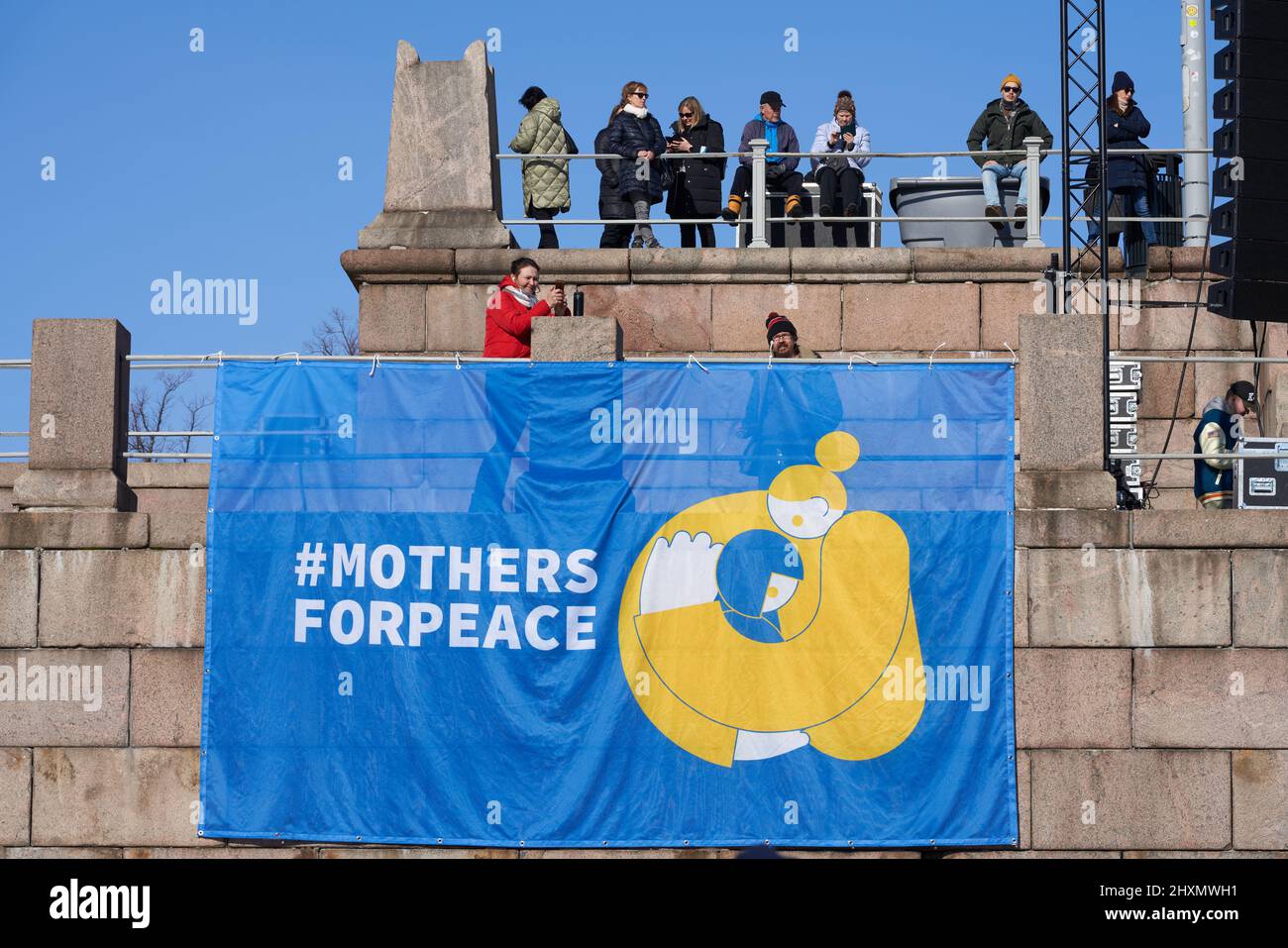 Helsinki, Finnland - 12. März 2022: #Mothersforpeace-Banner bei einer Kundgebung zur Demonstration der militärischen Aggression Russlands in der Ukraine auf dem Wal Stockfoto
