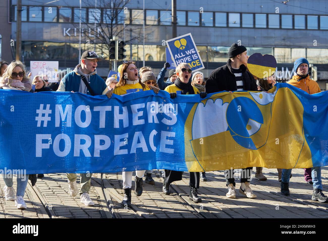 Helsinki, Finnland - 12. März 2022: Demonstranten mit einem #mothersforpeace-Banner bei einer Kundgebung zur Demonstration der militärischen Aggression Russlands Stockfoto