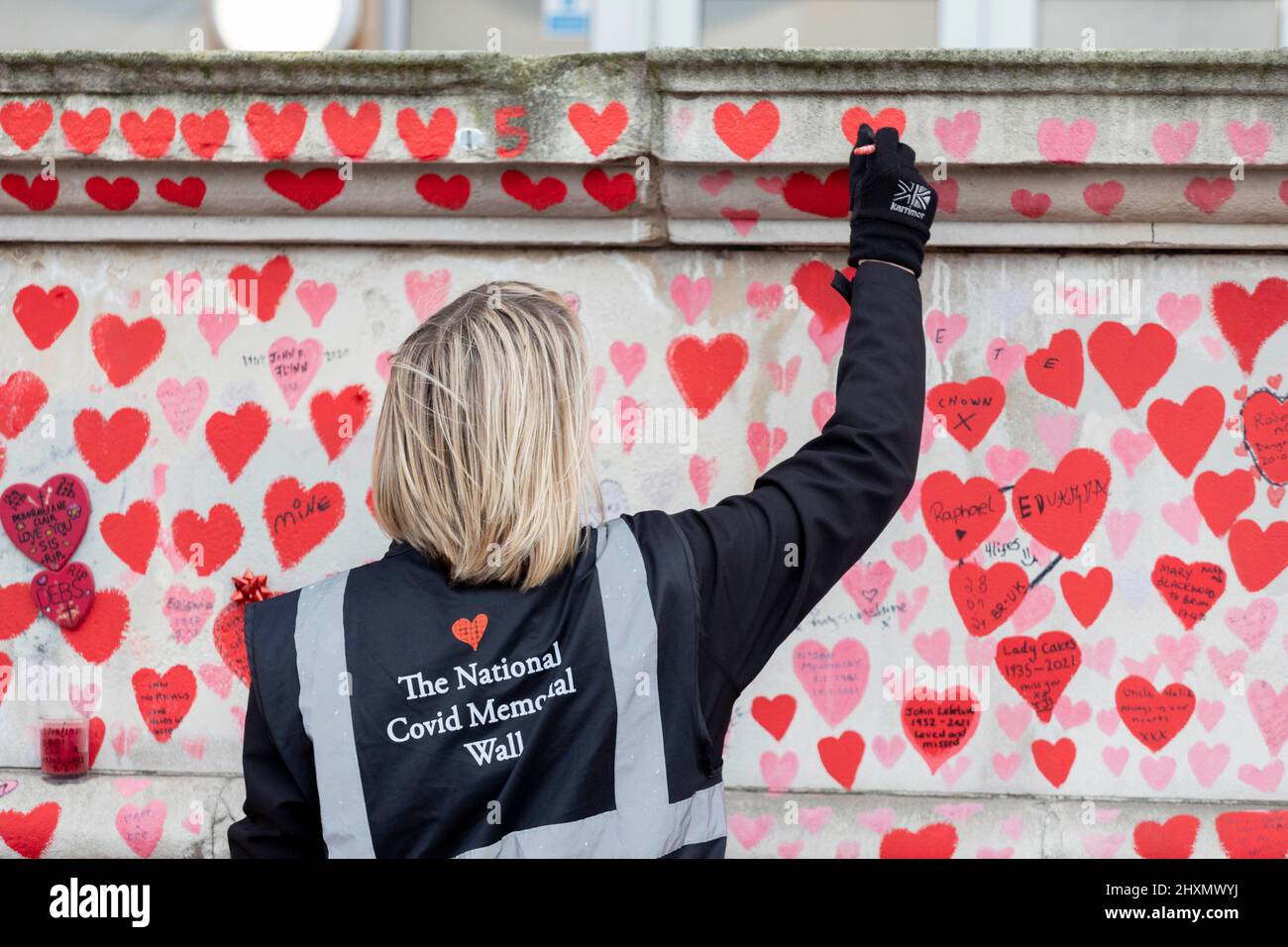 Am 29.. März 2022 jährt sich zum ersten Mal das Herz auf die Covid 19 National Memorial Wall. Am Tag, der Covid 19 trauerte Stockfoto