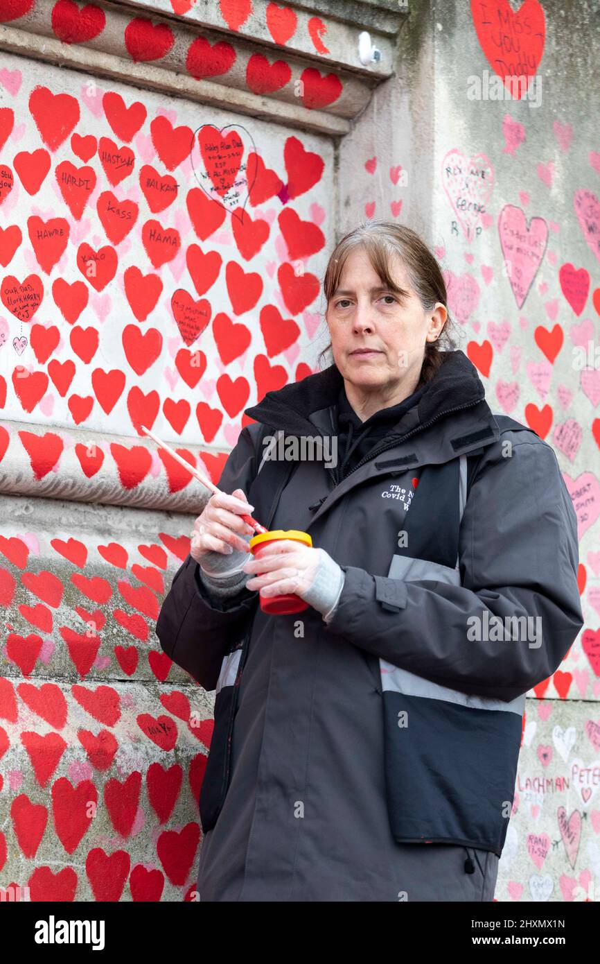 Kirsten Hackman, eine Freiwillige bei den Covid 19 Hinterbliebenen Familien für Gerechtigkeit, hat einen geliebten Menschen wegen COVID verloren, nimmt an der Neubemalung und Mai Teil Stockfoto