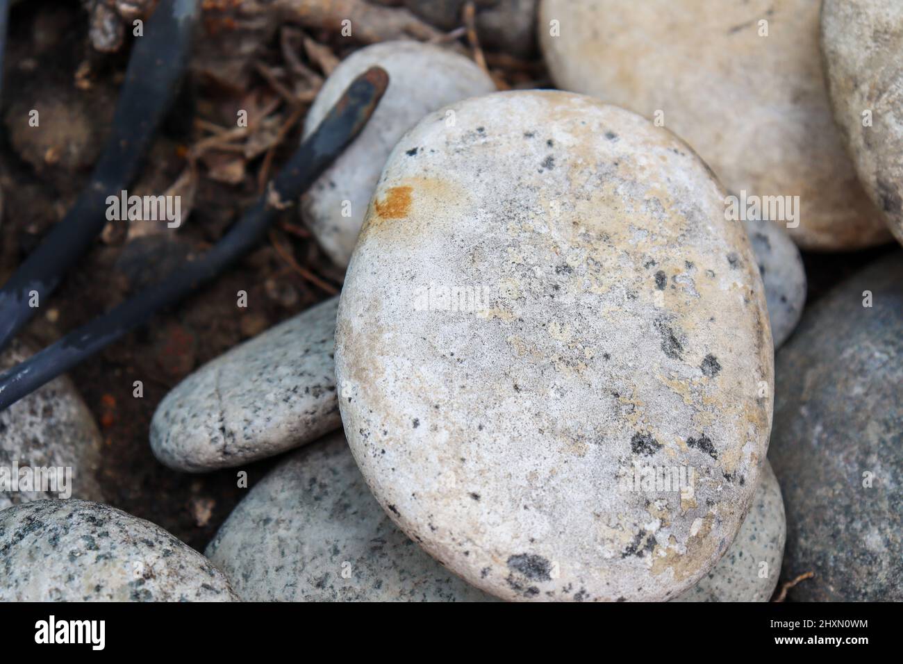 Das Makro „Garden Stones Pebbles“ mit dem kleinen Webbanner „Rechen Closeup“ Stockfoto