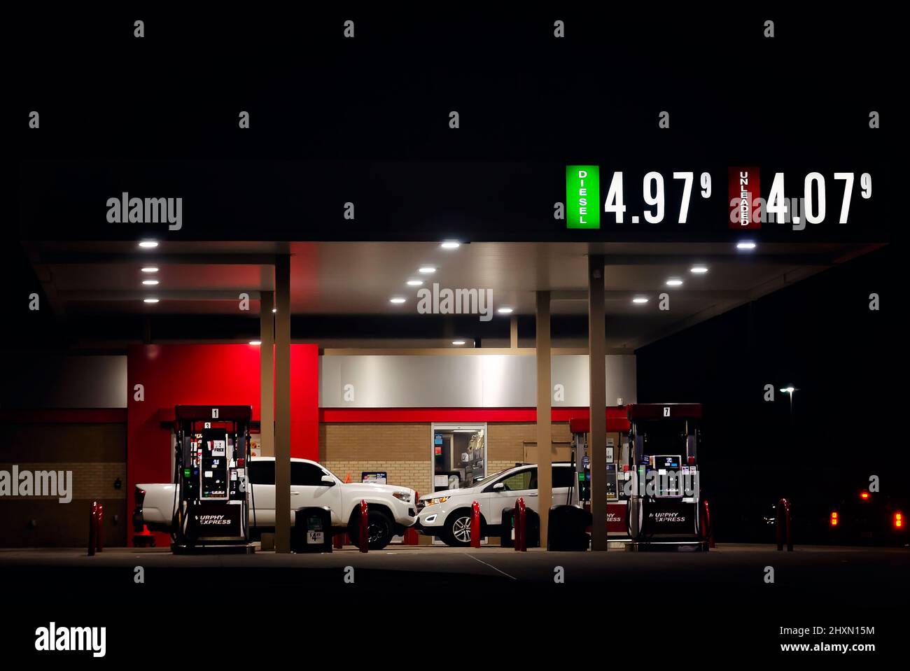 Fahrer erhalten Benzin bei Murphy Express, 10. März 2022, in Mobile, Alabama. Die Gaspreise stiegen in der letzten Zeit in den Vereinigten Staaten auf Rekordniveau. Stockfoto