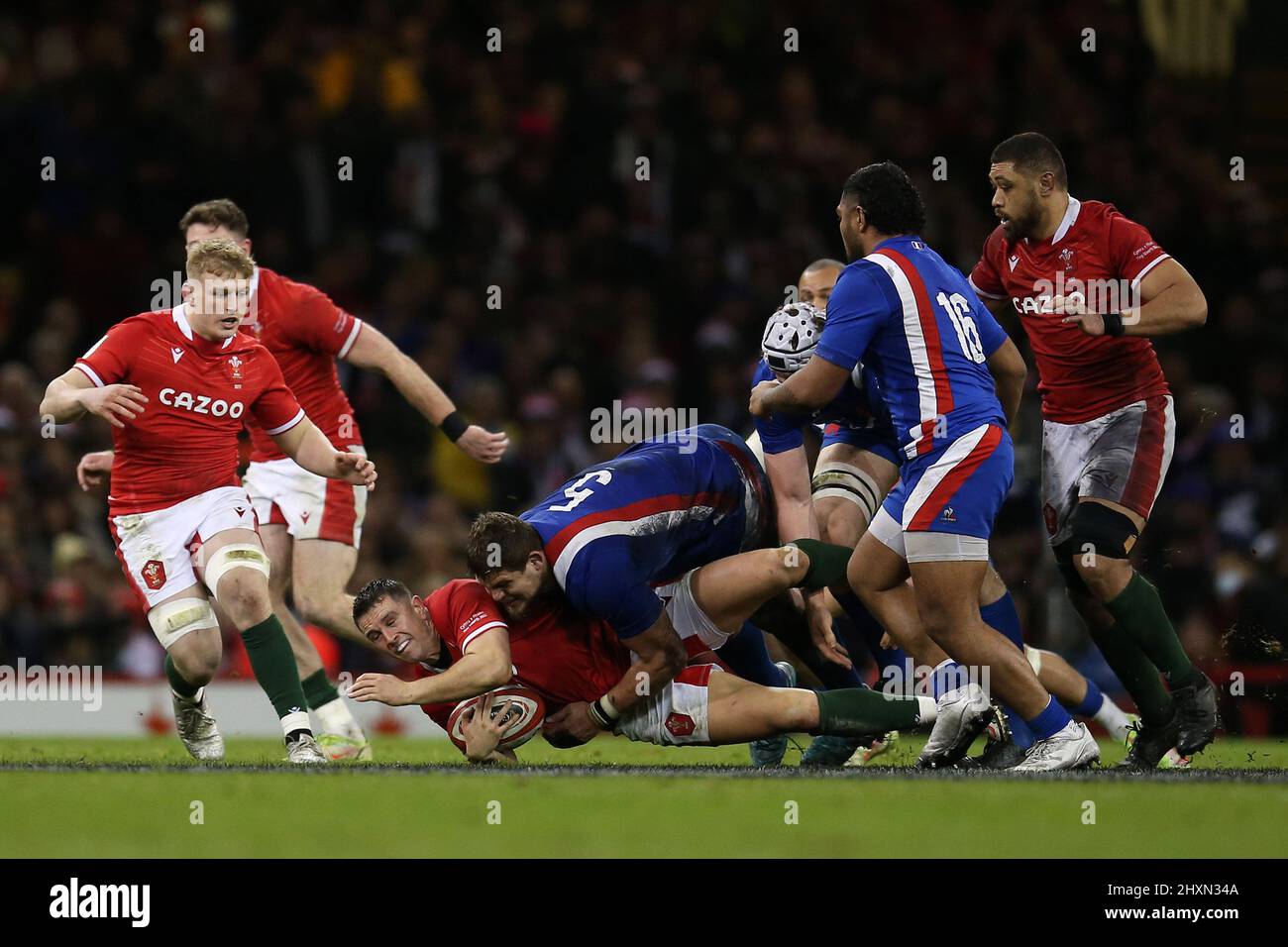 Owen Watkin aus Wales wird von Paul Willemse aus Frankreich auf den Boden gebracht. Spiel der Guinness Six Nations Meisterschaft 2022, Wales gegen Frankreich im Fürstentum Stockfoto