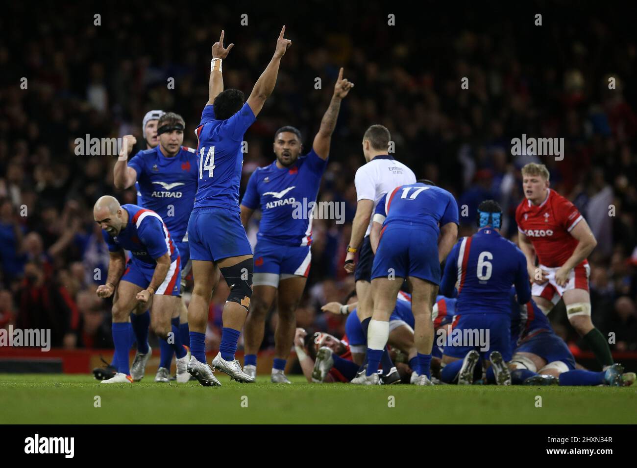 Die französischen Spieler feiern ihren Sieg beim Schlusspfiff. Spiel der Guinness Six Nations Meisterschaft 2022, Wales gegen Frankreich im Fürstentum Stadium in Stockfoto