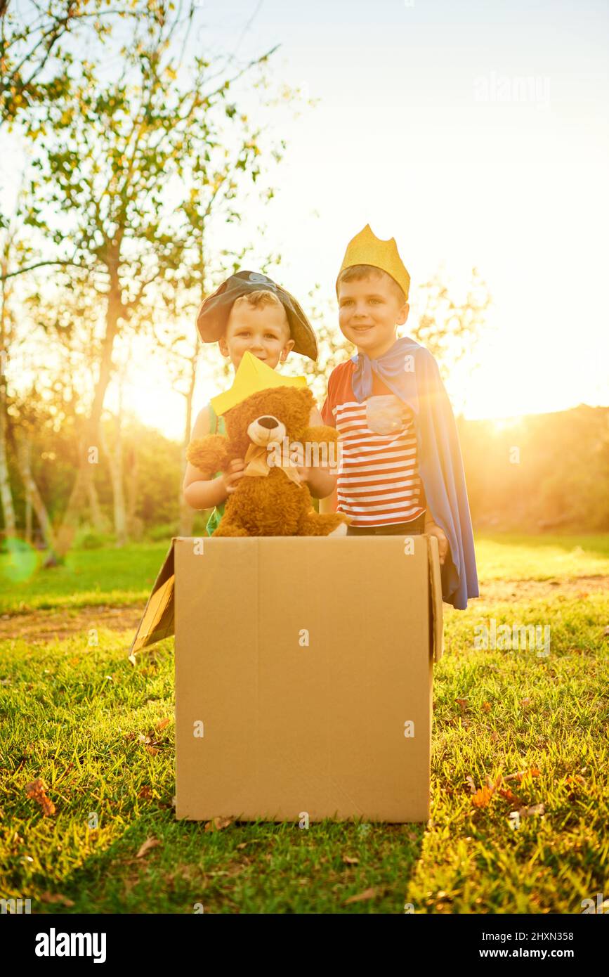 Der Pirat und der Prinz. Portrait von zwei kleinen Jungen, die in Kostümen verkleidet sind und im Freien zusammen spielen. Stockfoto