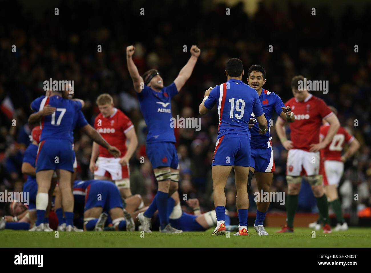 Die französischen Spieler feiern ihren Sieg beim Schlusspfiff. Spiel der Guinness Six Nations Meisterschaft 2022, Wales gegen Frankreich im Fürstentum Stadium in Stockfoto