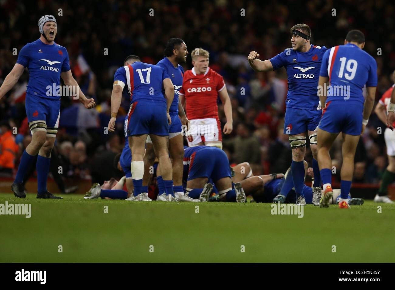 Die französischen Spieler feiern ihren Sieg beim Schlusspfiff. Spiel der Guinness Six Nations Meisterschaft 2022, Wales gegen Frankreich im Fürstentum Stadium in Stockfoto