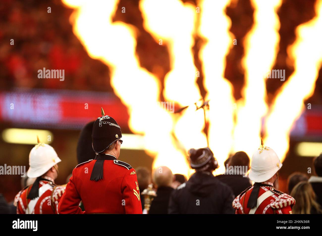 Mitglieder der Regimental-Band und des Trommler-Korps der Royal Welsh vor dem Spiel. Spiel der Guinness Six Nations-Meisterschaft 2022, Wales gegen Frankreich bei Stockfoto