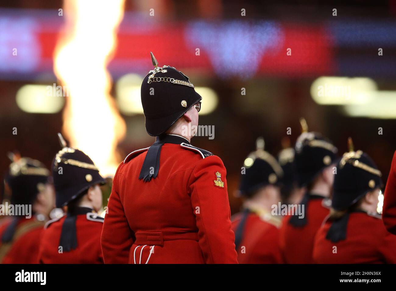 Mitglieder der Regimental-Band und des Trommler-Korps der Royal Welsh vor dem Spiel. Spiel der Guinness Six Nations-Meisterschaft 2022, Wales gegen Frankreich bei Stockfoto