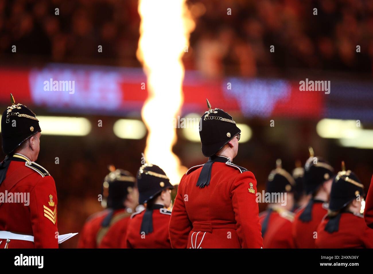 Mitglieder der Regimental-Band und des Trommler-Korps der Royal Welsh vor dem Spiel. Spiel der Guinness Six Nations-Meisterschaft 2022, Wales gegen Frankreich bei Stockfoto