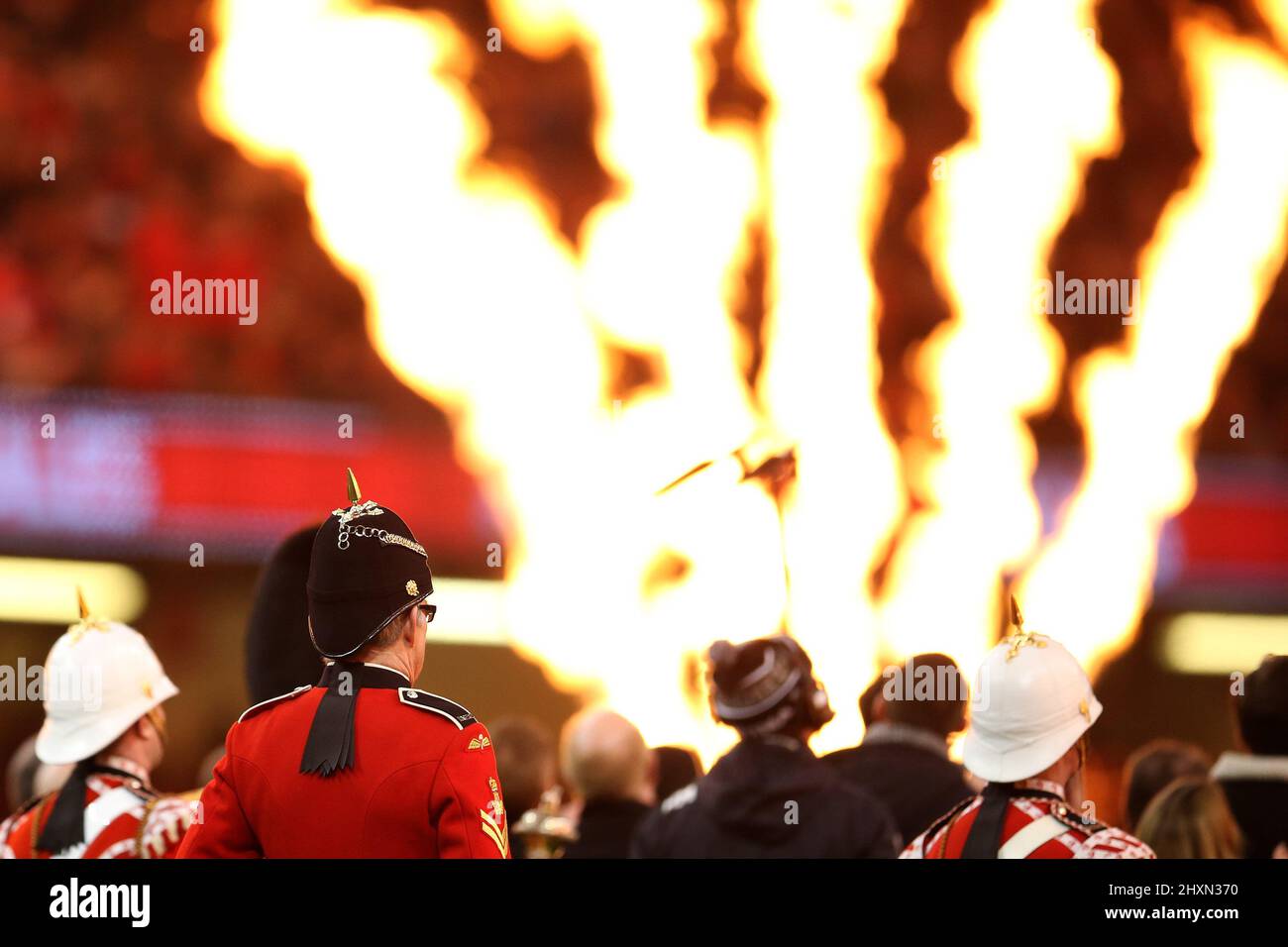 Mitglieder der Regimental-Band und des Trommler-Korps der Royal Welsh vor dem Spiel. Spiel der Guinness Six Nations-Meisterschaft 2022, Wales gegen Frankreich bei Stockfoto