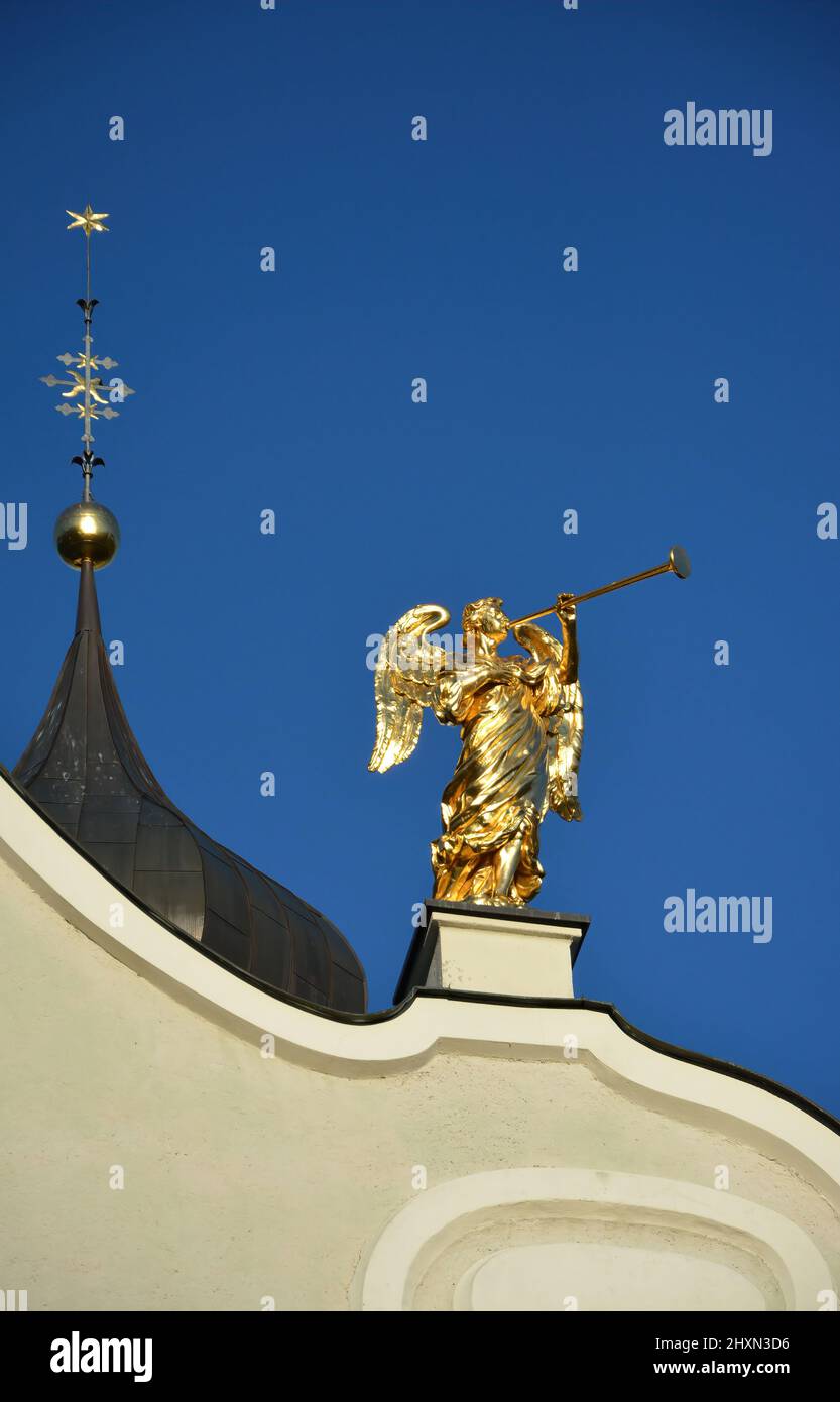 Statue auf dem Dach von St. Michael in Innichen, Südtirol, Italien Stockfoto