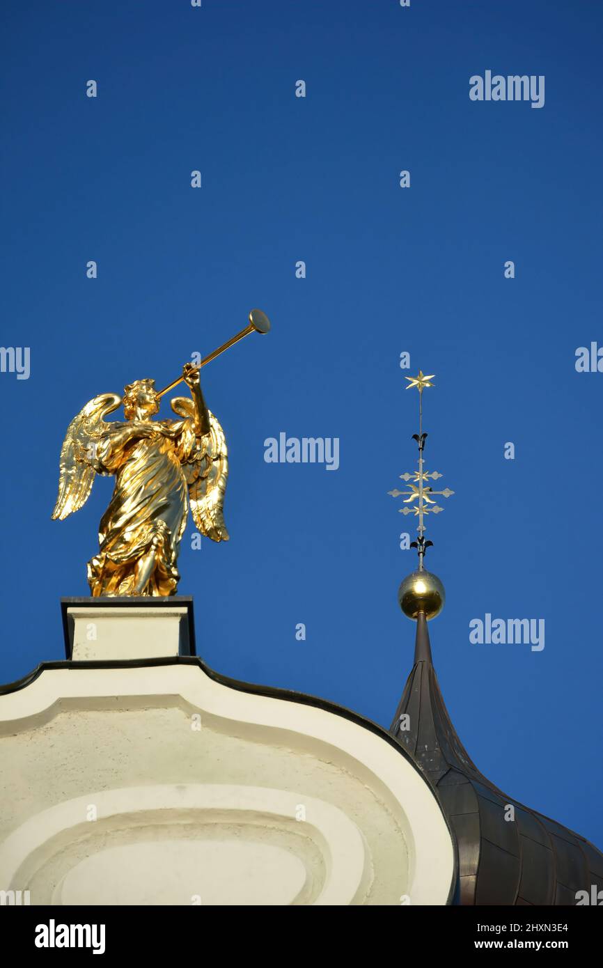 Statue auf dem Dach von St. Michael in Innichen, Südtirol, Italien Stockfoto
