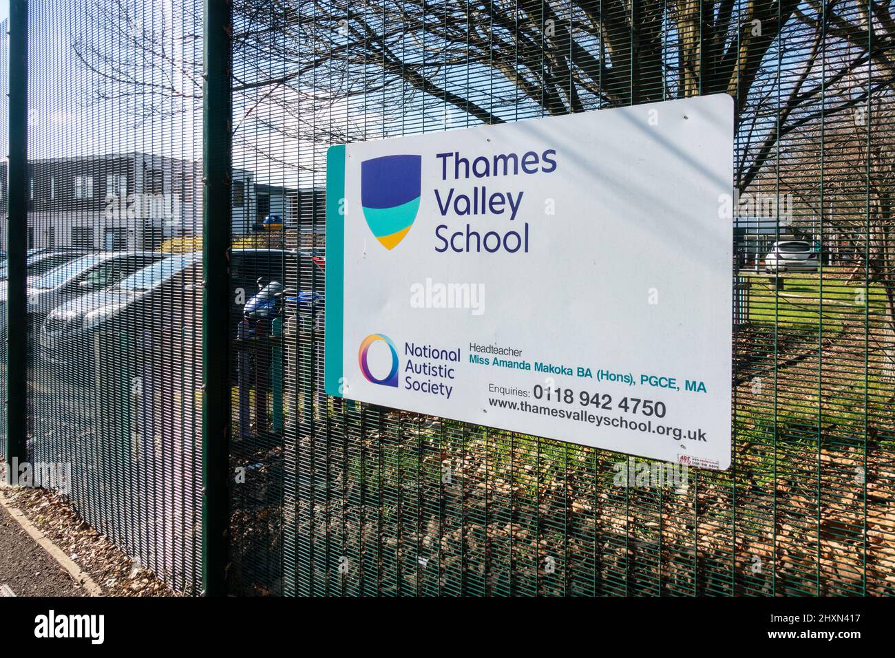 Ein Schild, das an einen Zaun vor der Schule im Thames Valley in Tilehurst, Reading, Großbritannien, angebracht ist. Stockfoto
