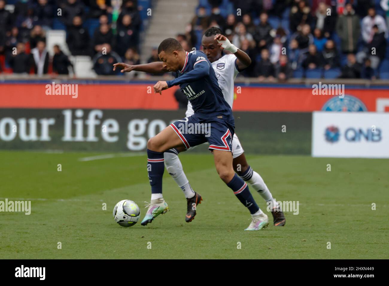Paris, Frankreich. 13. März 2022. Paris Saint-Germain's Kylian Mbappe (F) wetteiferte mit dem Bordeaux's Alberth Elis während eines Fußballspiels der französischen Ligue 1 zwischen Paris Saint-Germain (PSG) und Bordeaux am 13. März 2022 in Paris, Frankreich. Kredit: Rit Heize/Xinhua/Alamy Live Nachrichten Stockfoto