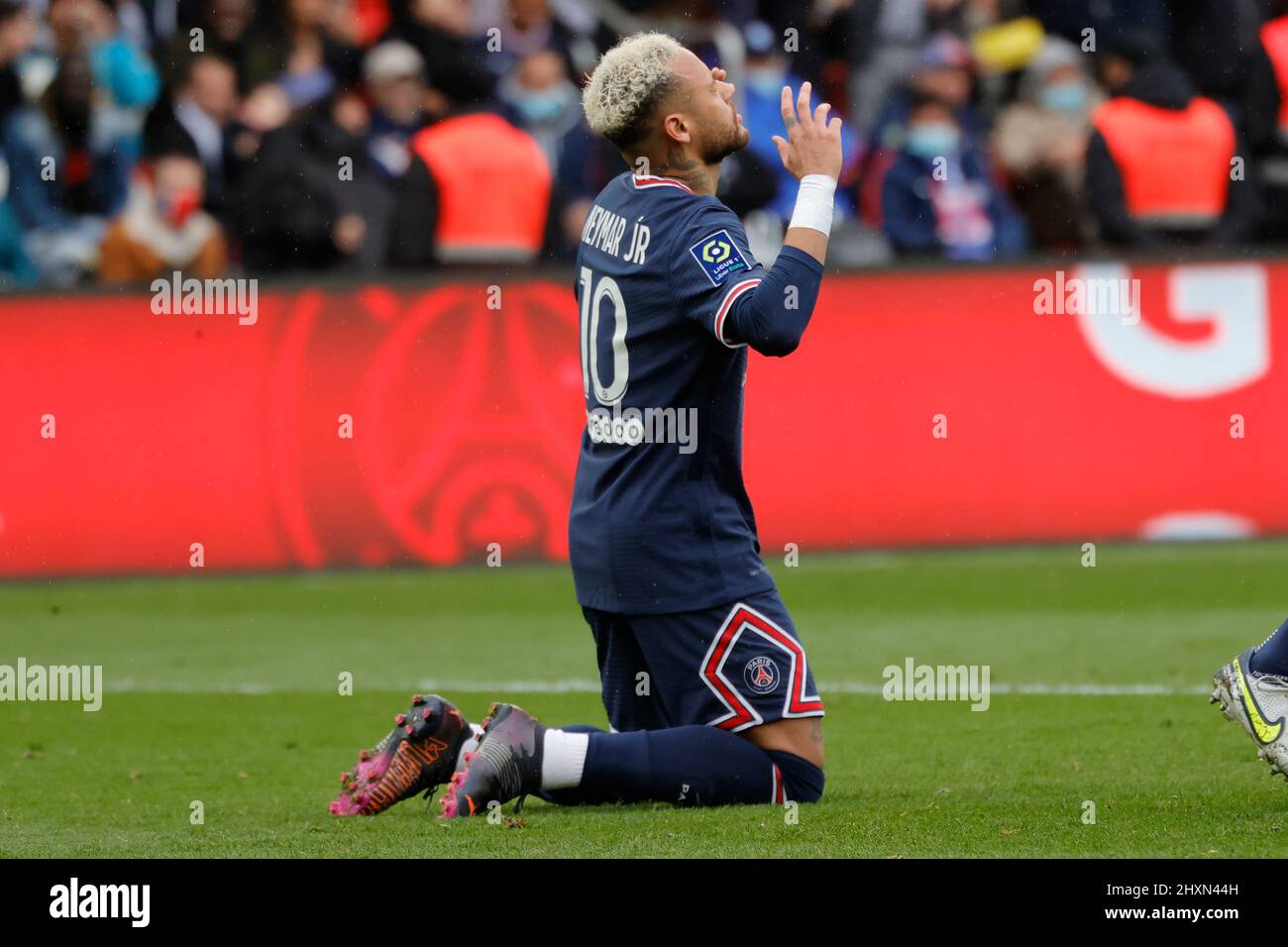 Paris, Frankreich. 13. März 2022. Neymar von Paris Saint-Germain feiert sein Tor während eines Fußballspiels der französischen Ligue 1 zwischen Paris Saint-Germain (PSG) und Bordeaux am 13. März 2022 in Paris, Frankreich. Kredit: Rit Heize/Xinhua/Alamy Live Nachrichten Stockfoto