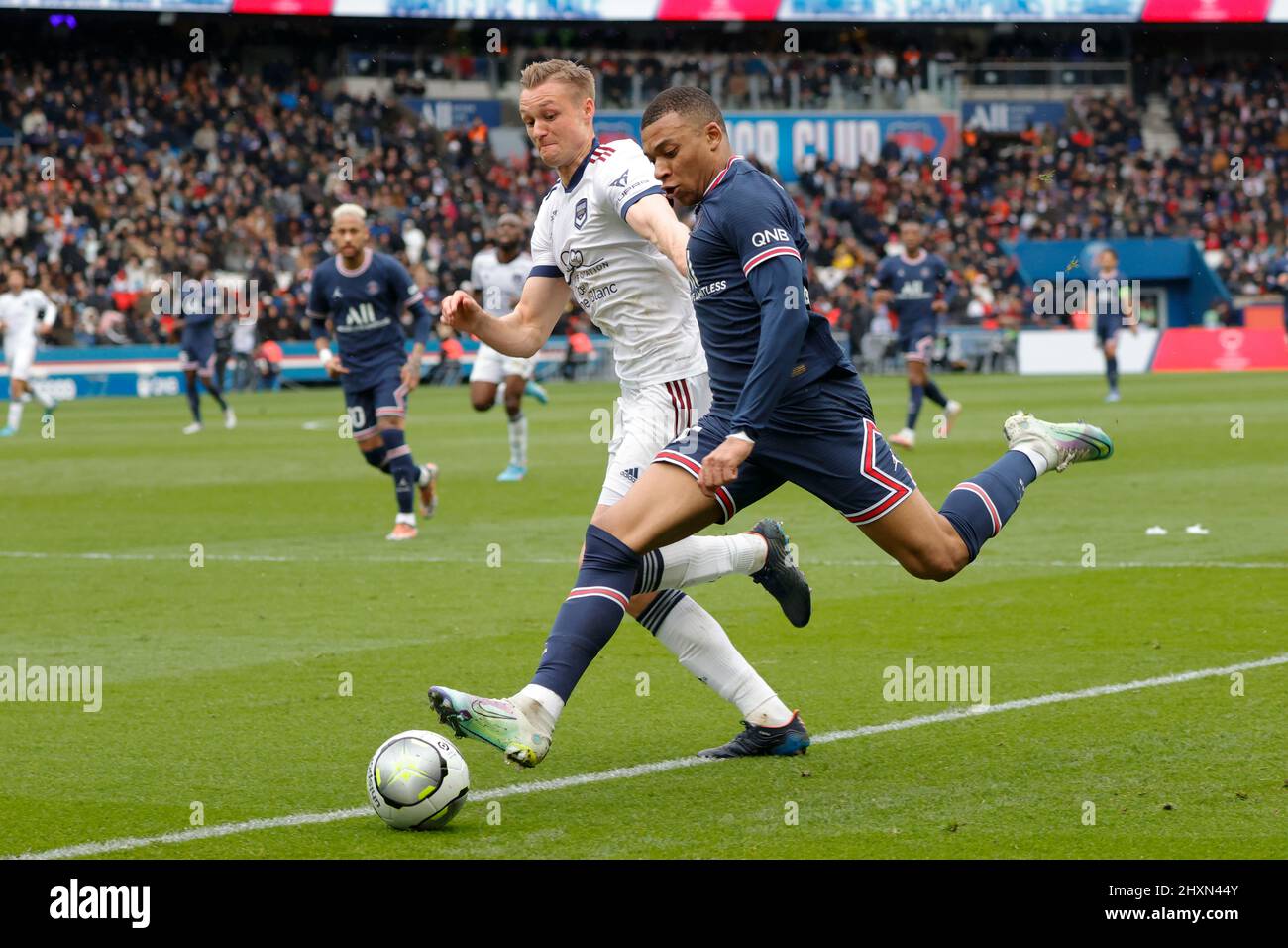 Paris, Frankreich. 13. März 2022. Kylian Mbappe (R) von Paris Saint-Germain in Aktion während eines Fußballspiels der französischen Ligue 1 zwischen Paris Saint-Germain (PSG) und Bordeaux in Paris, Frankreich, 13. März 2022. Kredit: Rit Heize/Xinhua/Alamy Live Nachrichten Stockfoto