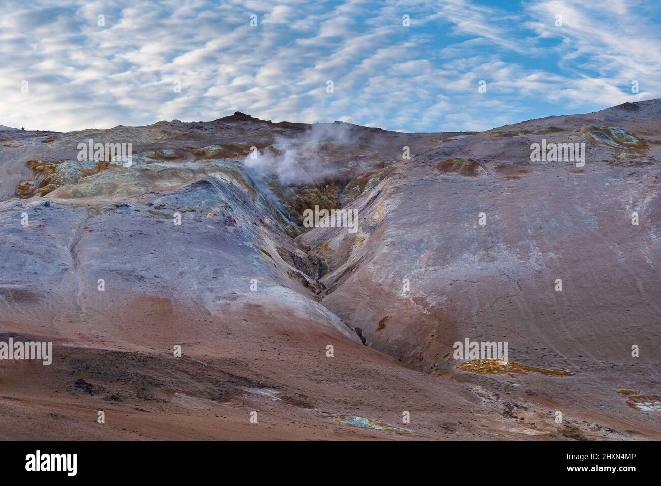 Schöne Luftaufnahme des Namaskard kochenden Schlamm geothermischen Vulkans Gebiet in Island Stockfoto